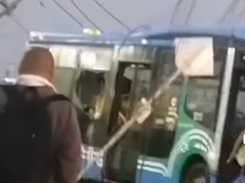 Chofer de Qrobús derriba postes y huye tras provocar caos