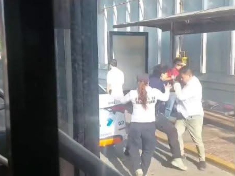 Chofer de Qrobus se agarra a golpes con inspector