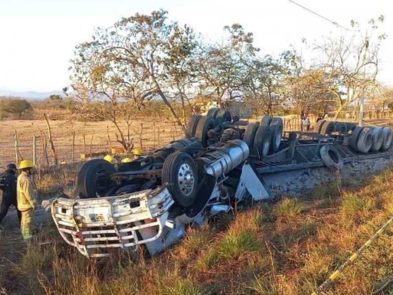 Chófer de tráiler pierde la vida al volcar su unidad