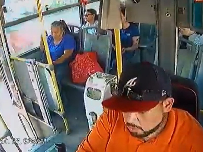 Chófer de transporte público se queda dormido y choca