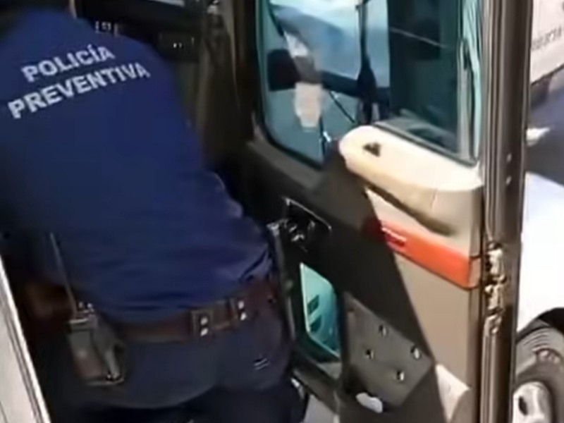 Chofer denuncia abuso de autoridad de policías municipales en La Paz