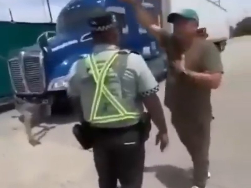 Chofer huye de asalto y termina multado por oficiales