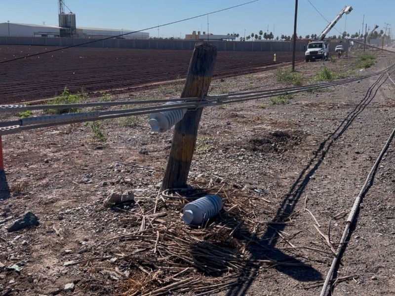 Chofer pierde el control, tira postes de CFE y genera apagón