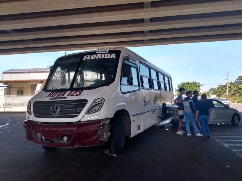 Chofer que conducía en sentido contrario provoca accidente