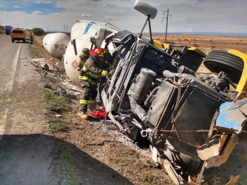 Chófer queda herido luego de volcadura e incendio