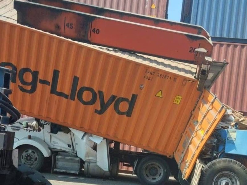 Chofer resulta ileso al caerle contenedor en Puerto de Manzanillo