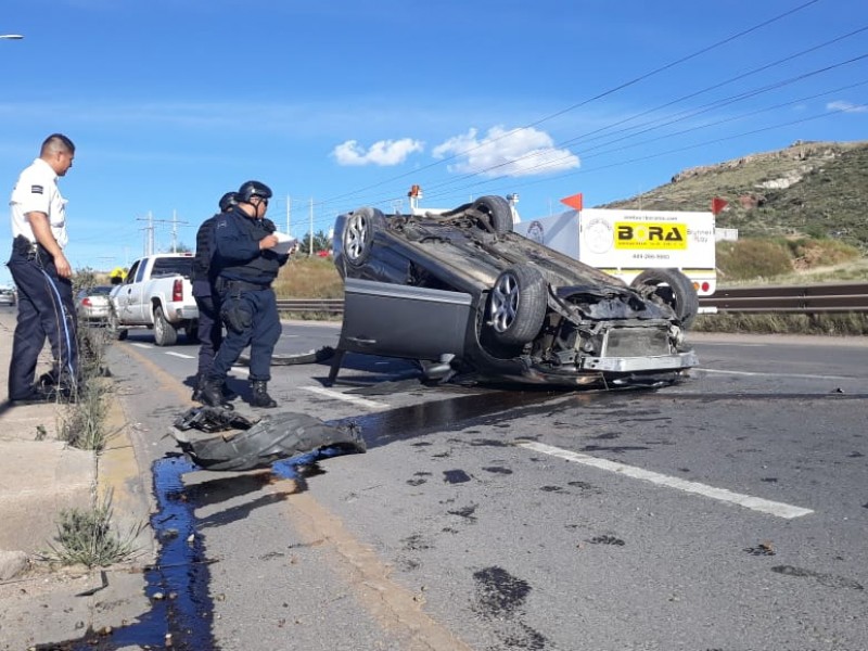 Chófer sale ileso tras volcadura en Tránsito Pesado