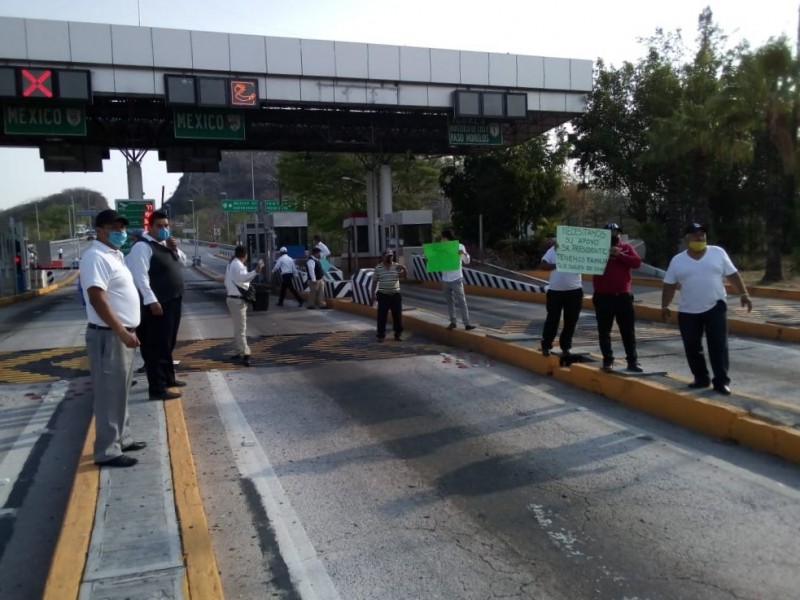 Choferes de transporte turístico toman caseta de Ecuandureo