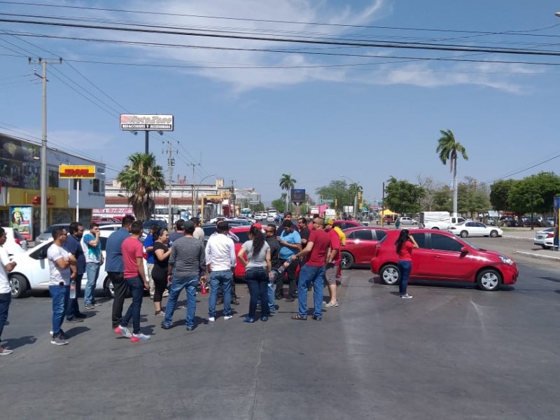 Choferes de Uber bloquean avenida principal