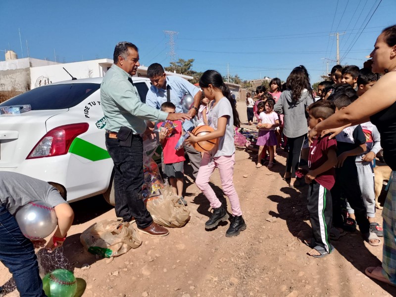 Choferes del Transporte Público llevan regalos a la colonia Bicentenario