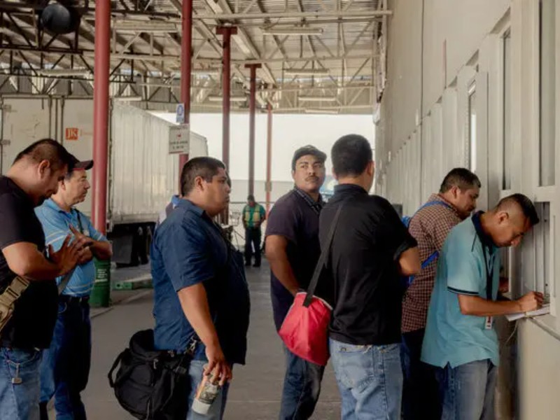 Choferes latinos se quedan sin trabajo en EU por no hablar inglés