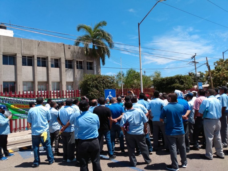 Chóferes se manifiestan, piden apoyo del Gobierno Federal