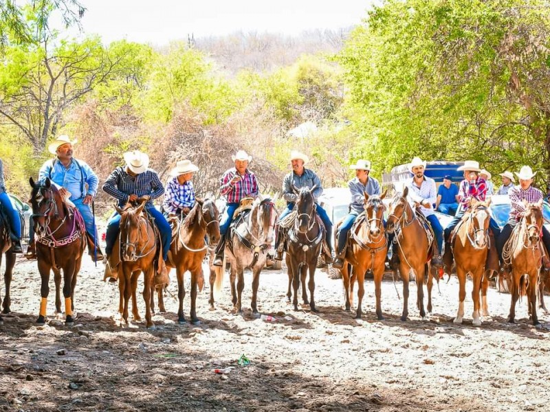 Choix: Con tradicional cabalgata dan bienvenida a la semana santa