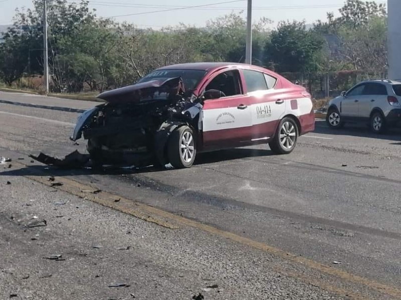 Choque automovilístico en la carretera Costera deja dos lesionados