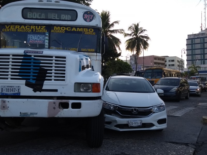 Choque causa tráfico en avenida General Prim