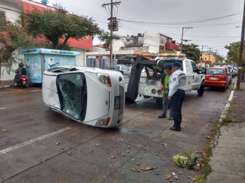 Choque causa una volcadura.