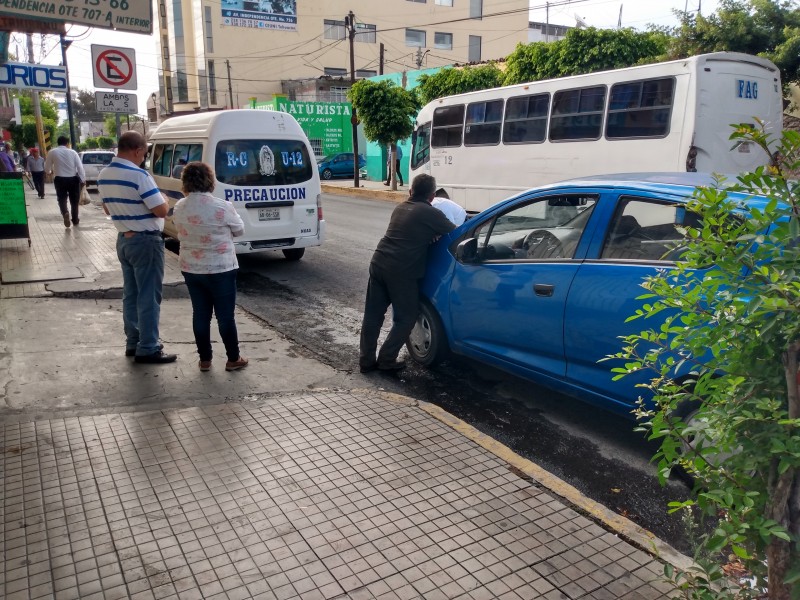 Choque con daños mínimos termina en discusiones