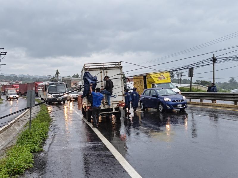 Choque contra poste provoca filas rumbo a Xalapa