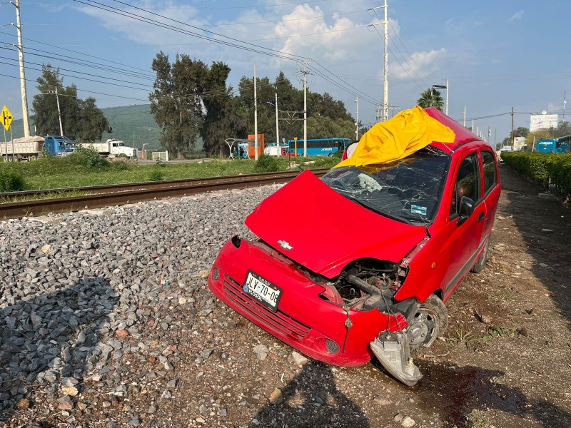 Choque de auto contra el ferrocarril dejó un hombre sin vida
