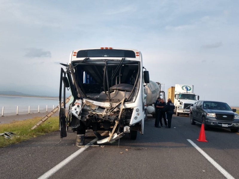 Choque de autobus deja 27 lesionados en Atoyac