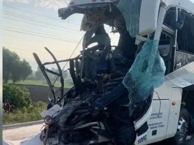 Choque de autobús en Acatzingo deja al menos 16 heridos