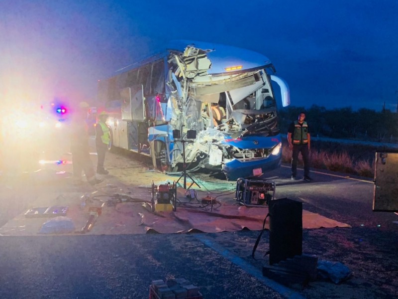 Choque de autobús y camión de carga deja varios lesionados