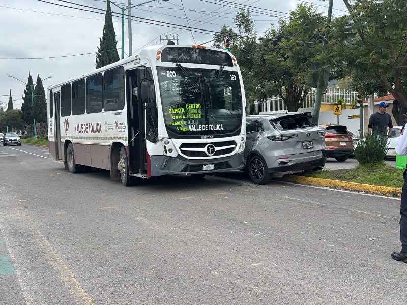 Choque de camión del transporte público contra camioneta dejó 4 heridos