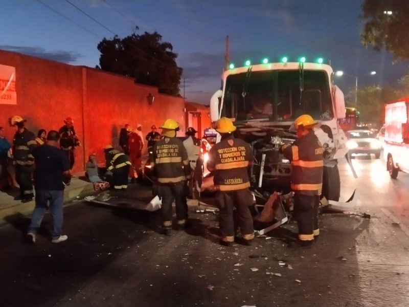Choque de camión empresariales dejó 30 lesionados
