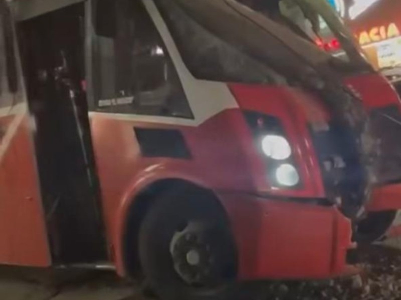 Choque de camión urbano contra poste de luz deja seis personas lesionadas