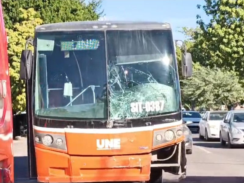 Choque de camión urbano y camioneta deja 15 personas lesionadas