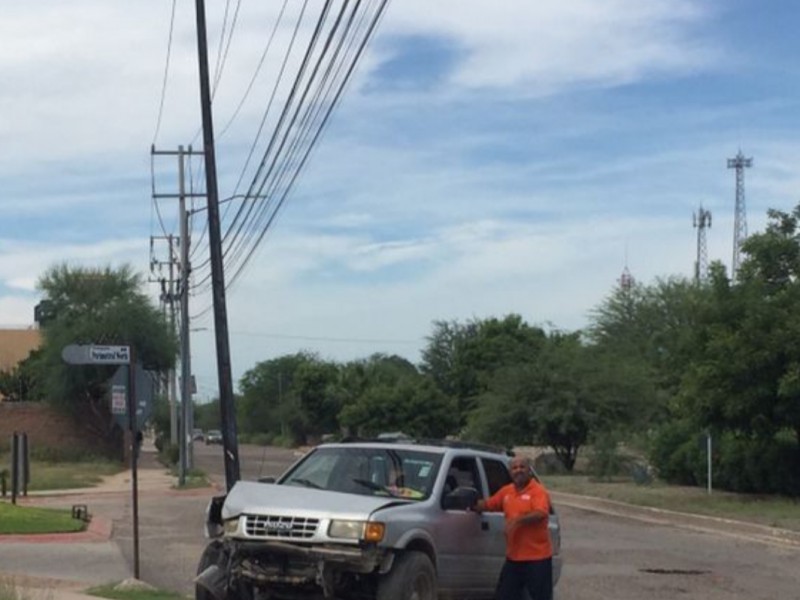 Choque de carro con poste deja daños cuantiosos