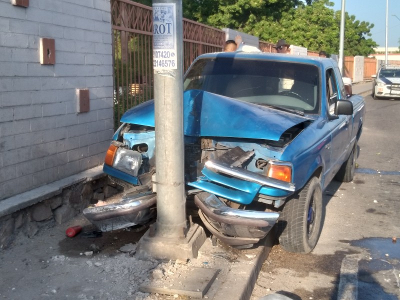 Choque de carro contra poste deja daños cuantiosos