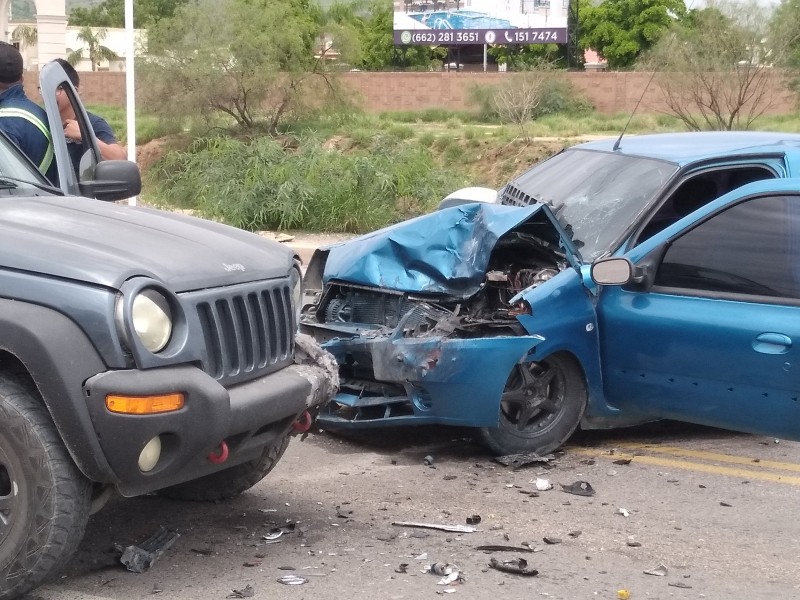 Choque de carro deja un lesionado y cuantiosos daños materiales