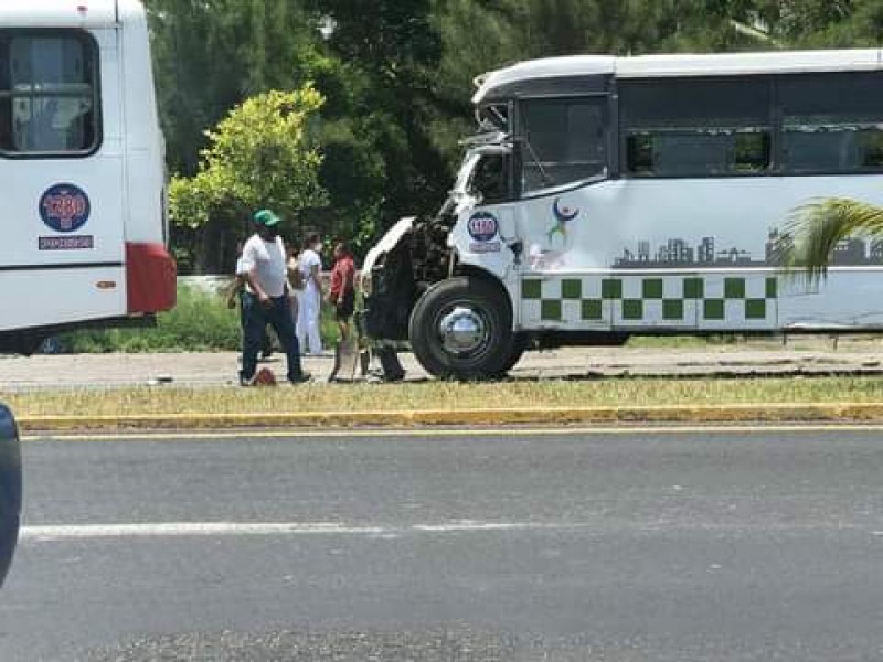 Choque de dos camiones deja varios lesionados