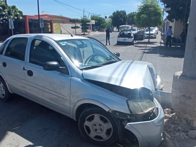 Choque de dos vehículos deja daños cuantiosos