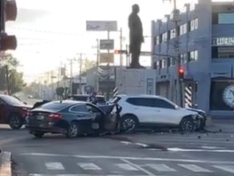 Choque de dos vehículos deja dos lesionados