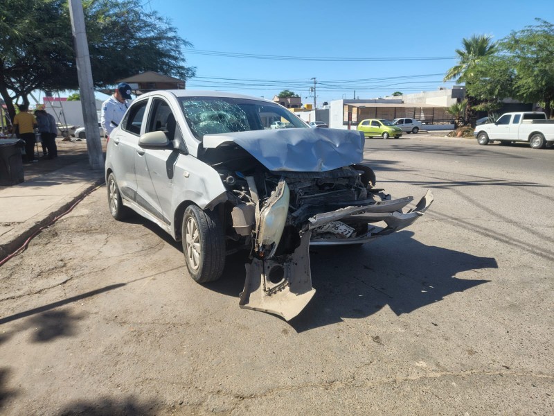 Choque de dos vehículos deja tres personas lesionadas y cuantiosos daños