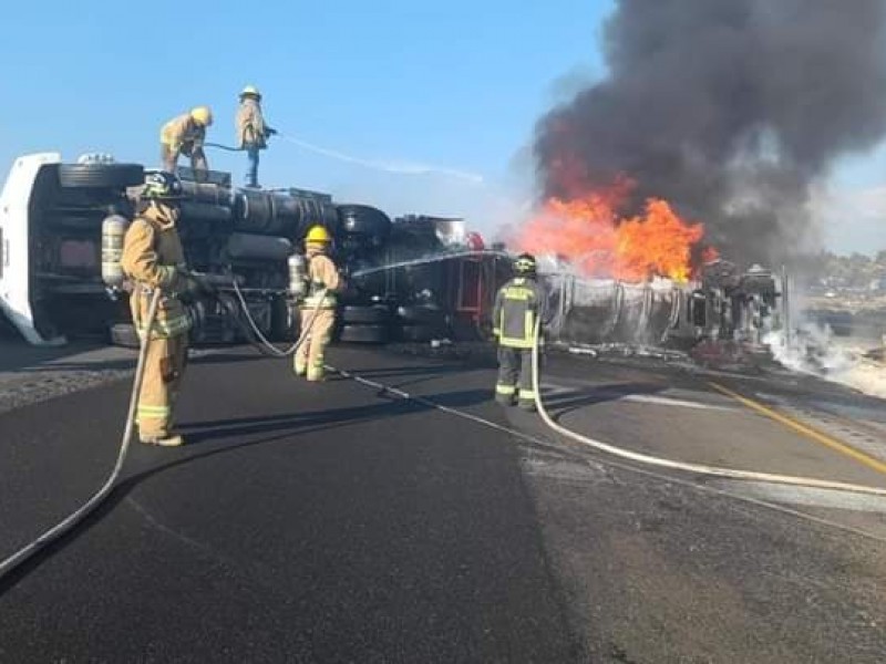 Choque de pipa genera incendio en la Puebla Orizaba