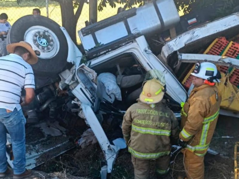 Choque de tráiler deja un muerto en Poncitlán