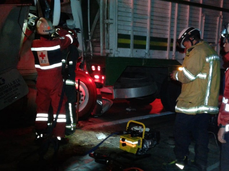 Choque de tráileres deja un muerto en autopista a Zapotlanejo