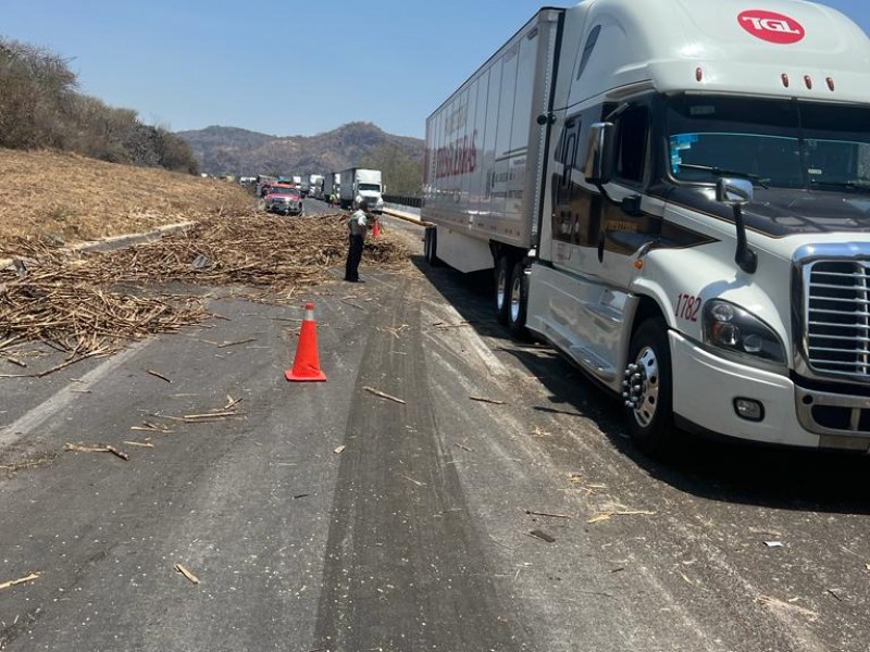 Choque de trailers genera tráfico lento en carretera federal 15D