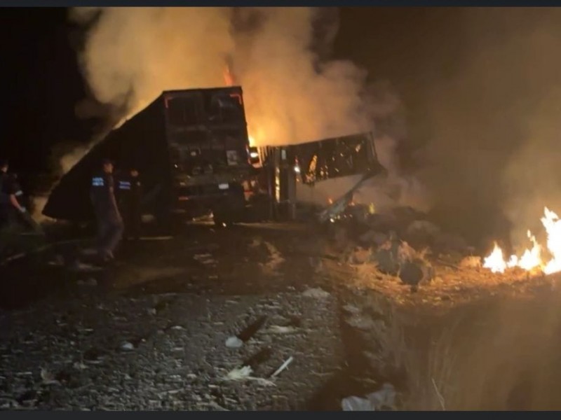 Choque de trailers paralizó la carretera federal 15