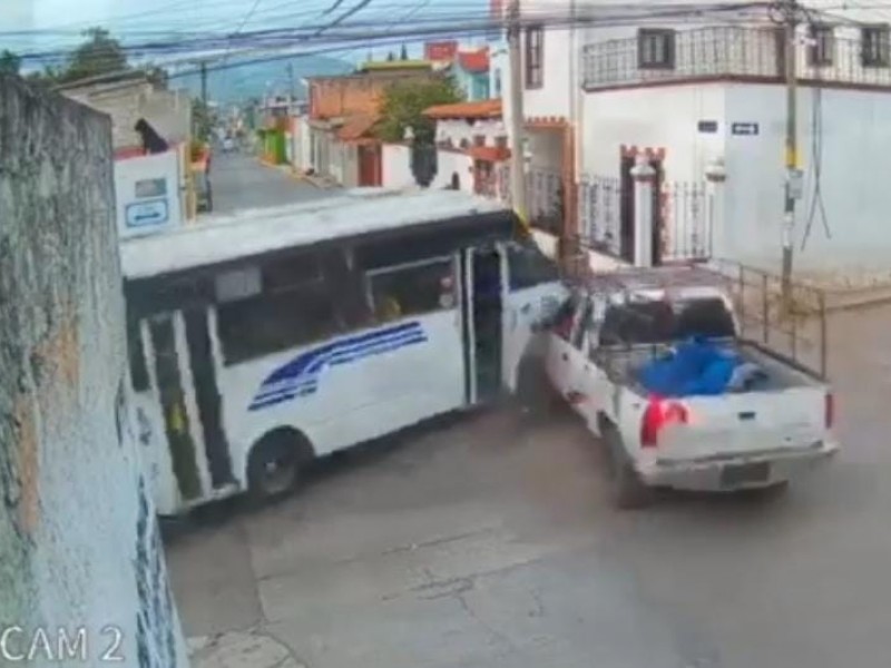 Choque de transporte público y camioneta en calles de Chachapa