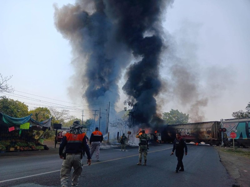 Choque de tren y pipa desata incendio en Tres Valles