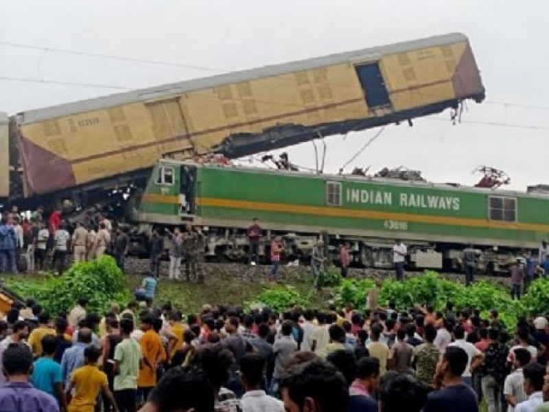 Choque de trenes en la India deja 15 muertos