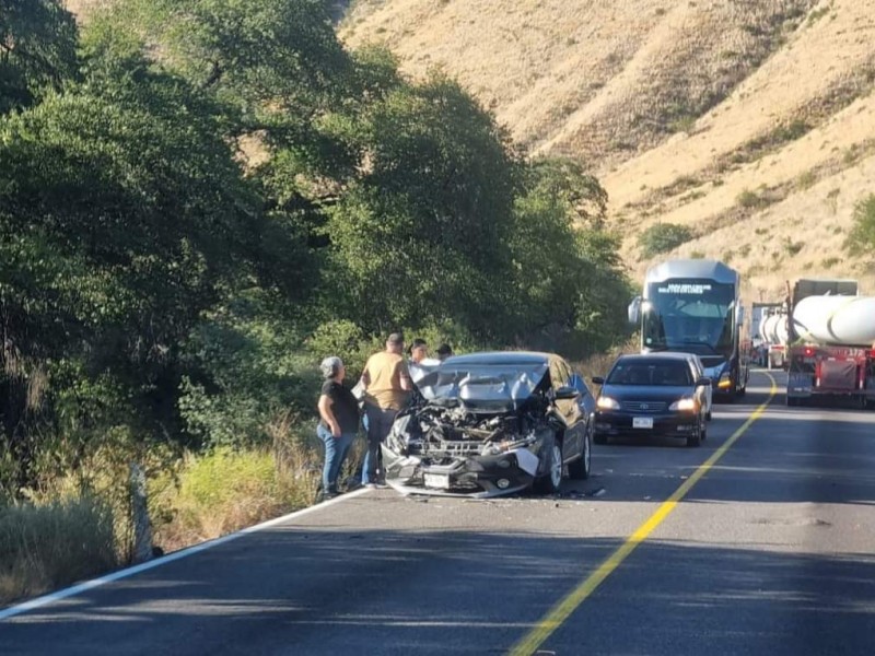 Choque de tres vehículos en la carretera Ímuris - Cananea