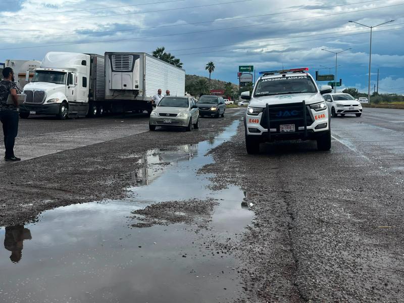 Choque de tráiler y sedán deja daños materiales