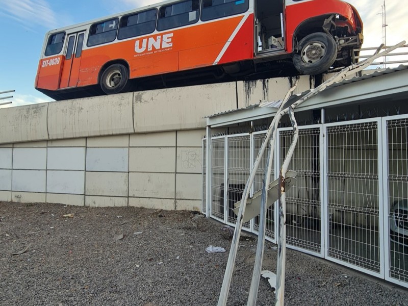 Choque de urbano contra puente deja 9 lesionados