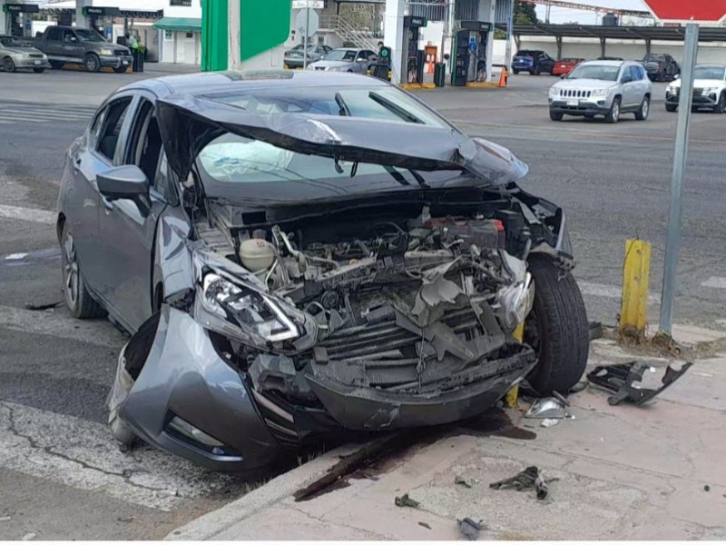 Choque de vehículos deja menor lesionado