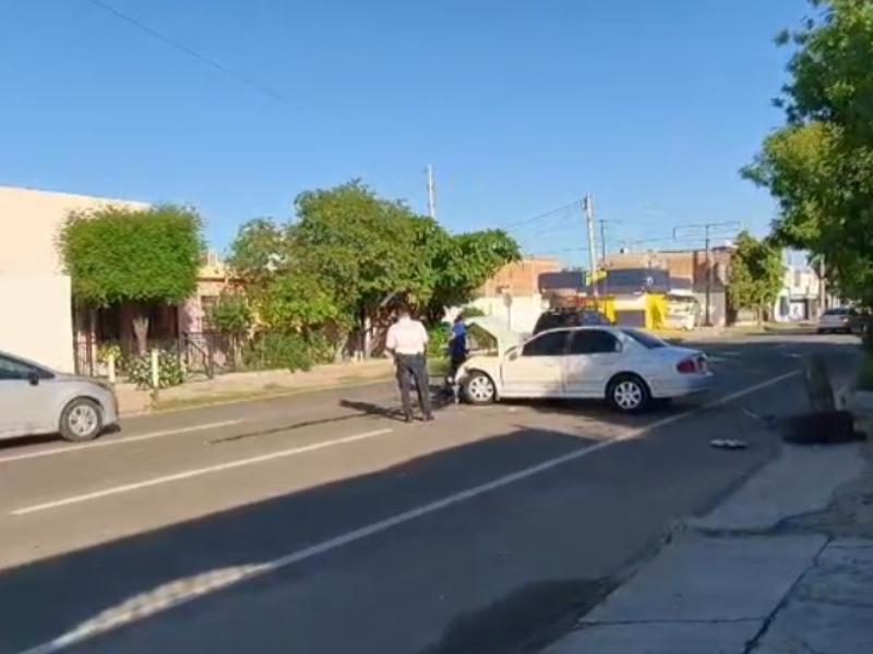 Choque de vehículos deja daños materiales cuantiosos